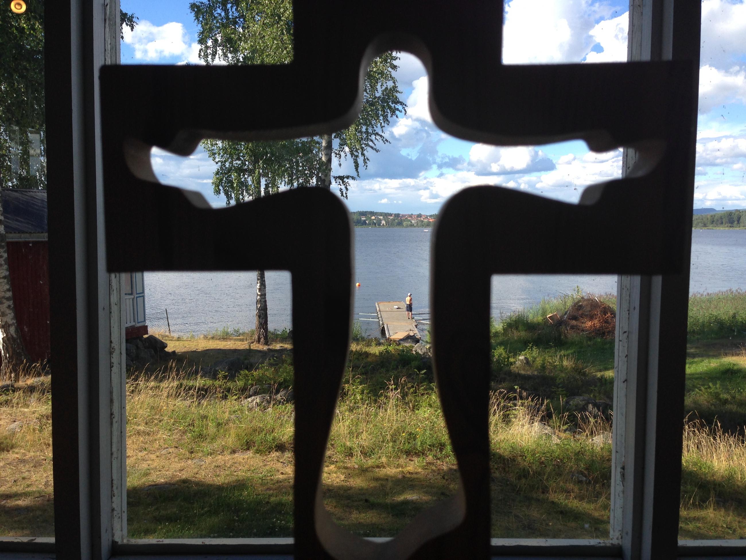 Kristusbild i fönstret i sommarhemmet i Arvika